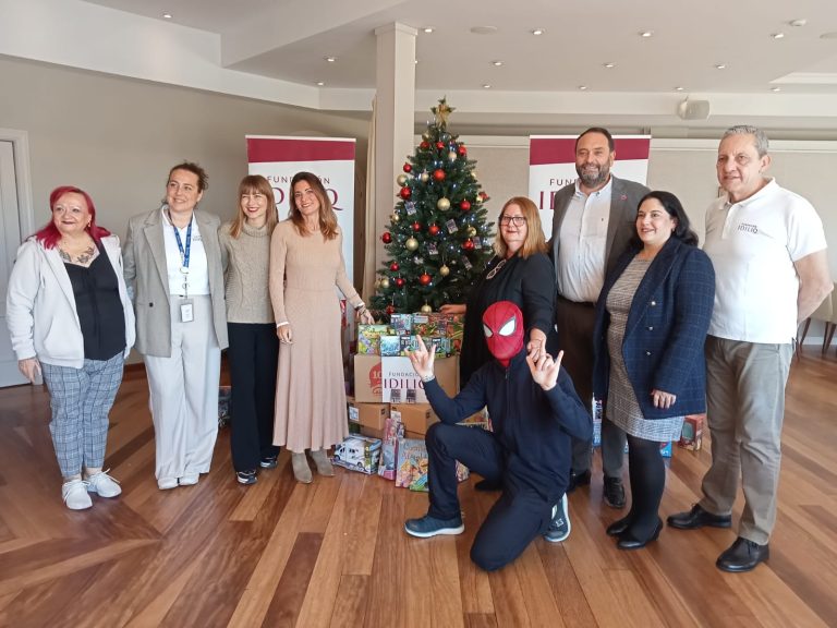 Ana Mata asiste a la entrega de juguetes de la Fundación Idiliq