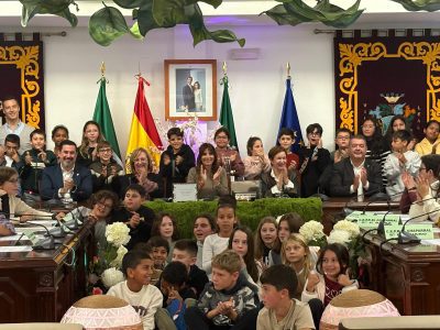 La alcaldesa de Mijas preside un Pleno Infantil en el Ayuntamiento coincidiendo con el Día Mundial de la Infancia
