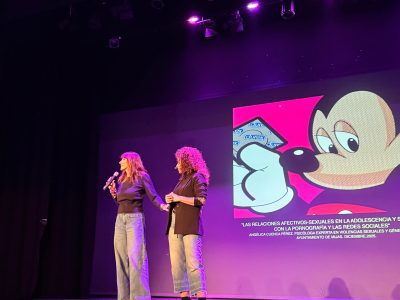 La alcaldesa preside una charla a institutos destinada al fomento de la igualdad y la sexualidad sana entre los más jóvenes