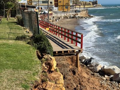 Mijas comienza los trabajos de desmontaje del tramo de la Senda Litoral afectado por los temporales para iniciar su reconstrucción