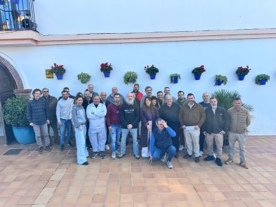 La alcaldesa de Mijas traslada a los empresarios de playas las novedades en equipamiento de cara a la temporada alta