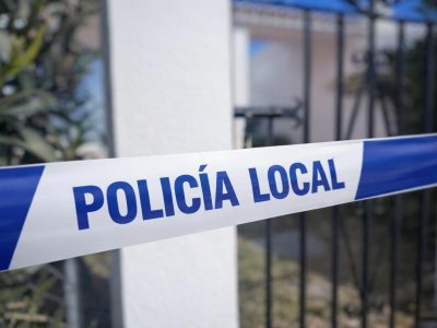La Policía Local de Mijas detiene a una mujer tras okupar una vivienda en La Retama y agredir a los agentes durante el desalojo