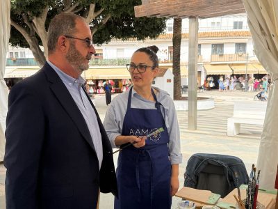 Mijas pone en valor la artesanía local con un mercado de oficios en vivo durante abril que refuerza su atractivo turístico y cultural