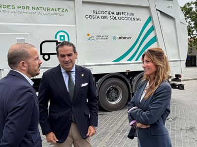 Mancomunidad y Urbaser presentan tres nuevos camiones de última generación para la recogida selectiva de residuos en Mijas