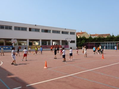 El Ayuntamiento de Mijas cubrirá las pistas exteriores de los colegios de Primaria para mejorar las condiciones de los alumnos y optimizar su uso fuera del horario escolar