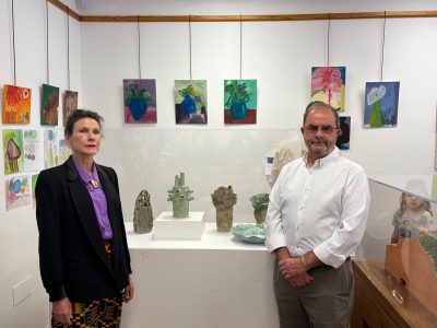 Mijas inaugura la exposición ‘Hecho a mano: el poder de la creación’, que se podrá visitar en la Oficina de Turismo hasta el 28 de mayo