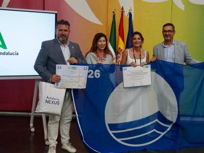 Ana Mata recoge las cinco Banderas Azules que reconocen internacionalmente la calidad del agua y la seguridad en el litoral de Mijas