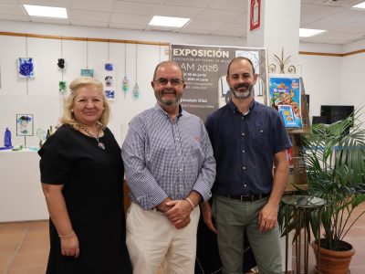 La Oficina de Turismo de Mijas acoge una nueva exposición dedicada al vidrio artesanal de la mano de dos creadores locales