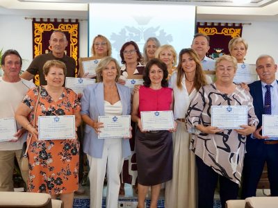 El Ayuntamiento de Mijas rinde homenaje a sus jubilados en un acto en el que valora sus trayectorias y su dedicación a la ciudad