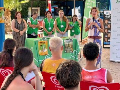 Un grupo de cuarenta jóvenes aprende la importancia de la fotoprotección y a evitar el consumo de vapers en el parque acuático