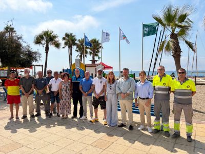 Mijas luce ya sus cinco Banderas Azules y los demás distintivos de sostenibilidad que certifican la calidad integral de sus playas
