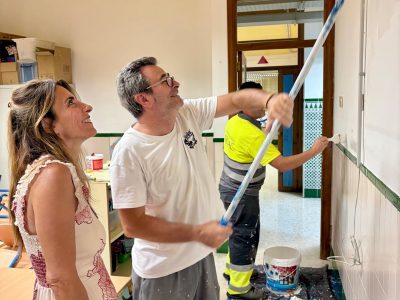 Veinte operarios municipales trabajan cada día en las tareas de mantenimiento y arreglo de los colegios de cara al comienzo del curso