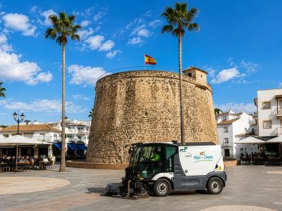 Mijas despliega un refuerzo especial de limpieza que incrementa un 20% los efectivos durante el verano