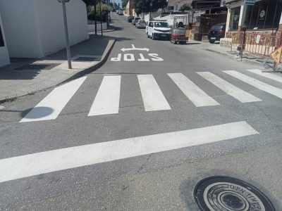 El Área de Servicios Operativos lleva a cabo mejoras de la señalización horizontal para mejorar la seguridad del tráfico y peatones