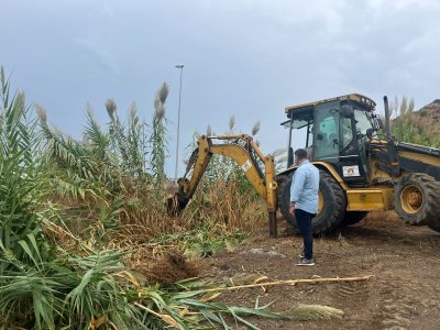 El Ayuntamiento de Mijas despeja la vegetación de los arroyos y desembocaduras al mar antes del inicio de la época de lluvias