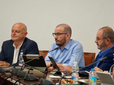 Treinta años de servicio, una persecución y una fuga frustrada: Mijas reconoce en el pleno por unanimidad a sus protagonistas
