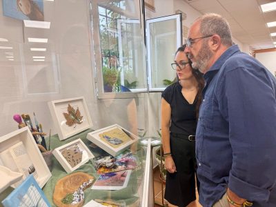 Mijas impulsa la artesanía local con una nueva exposición en la Oficina de Turismo